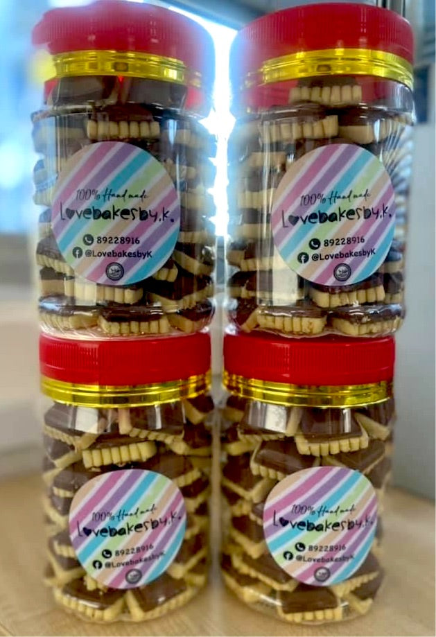 It's the highly reviewed cadbury milk cheese tarts. Grated mozarella cheese on a buttery base with cadbury chocolate atop for that crunchy effect! CRUNCH! Great for kids and adults! A personal favourite. ✨Freshly packed in 30's and 50's✨